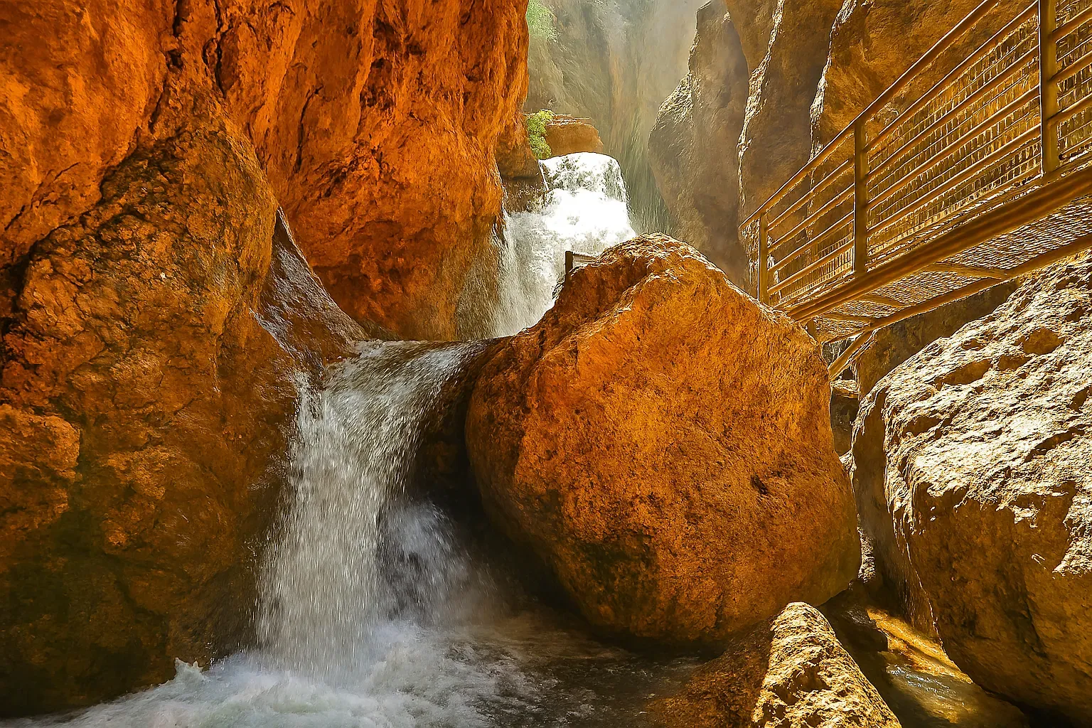 دیدن آبشار تنگه داستان