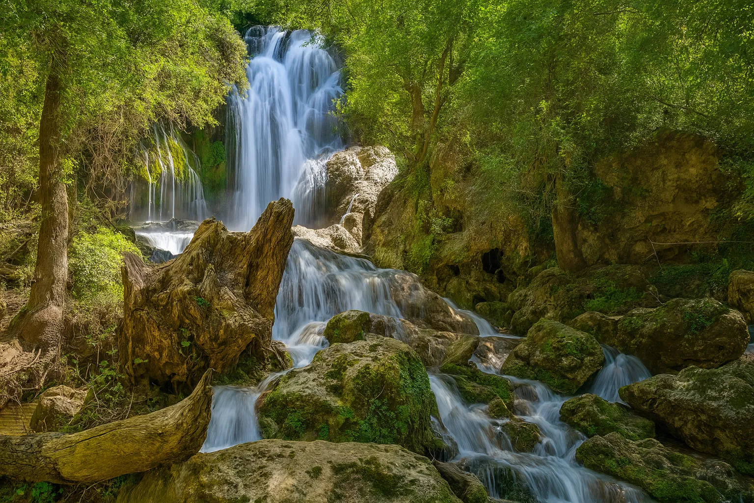 طبیعت‌گردی کنار آبشار رمقان