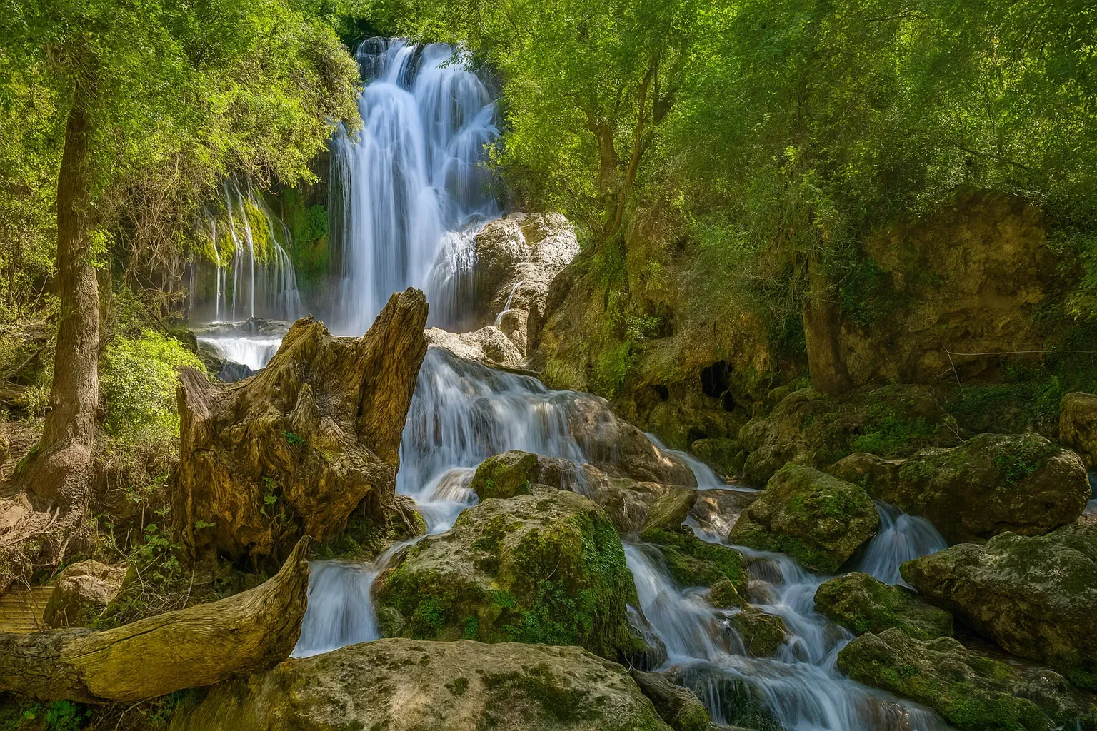 طبیعت‌گردی کنار آبشار رمقان