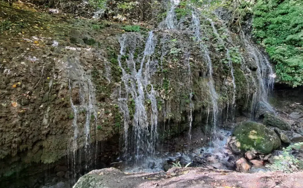 پیمایش آبشار زیبای جنکلو در روستای ماهیان